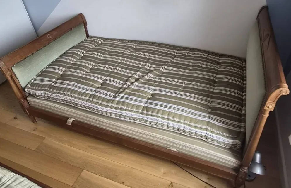 Paire de lits bateau Louis Philippe en bois massif sculpté & velours vert v