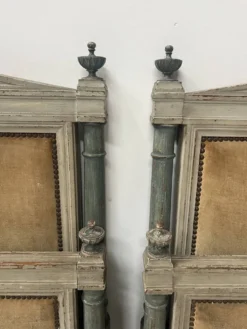 Paire de lits de style Directoire en hetre rechampi XX siècle
