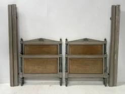 Paire de lits de style Directoire en hetre rechampi XX siècle
