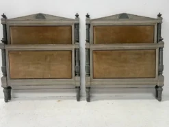 Paire de lits de style Directoire en hetre rechampi XX siècle