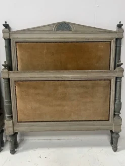 Paire de lits de style Directoire en hetre rechampi XX siècle
