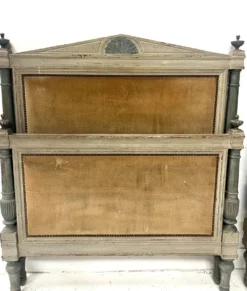 Paire de lits de style Directoire en hetre rechampi XX siècle