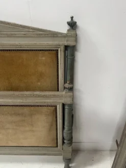 Paire de lits de style Directoire en hetre rechampi XX siècle