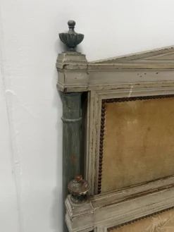 Paire de lits de style Directoire en hetre rechampi XX siècle