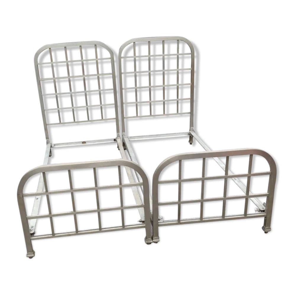 Paire de lits en bronze nickelé vers 1920