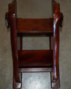 Paire de marches de bibliothèque en bois dur avec chiens sculptés, style Regency