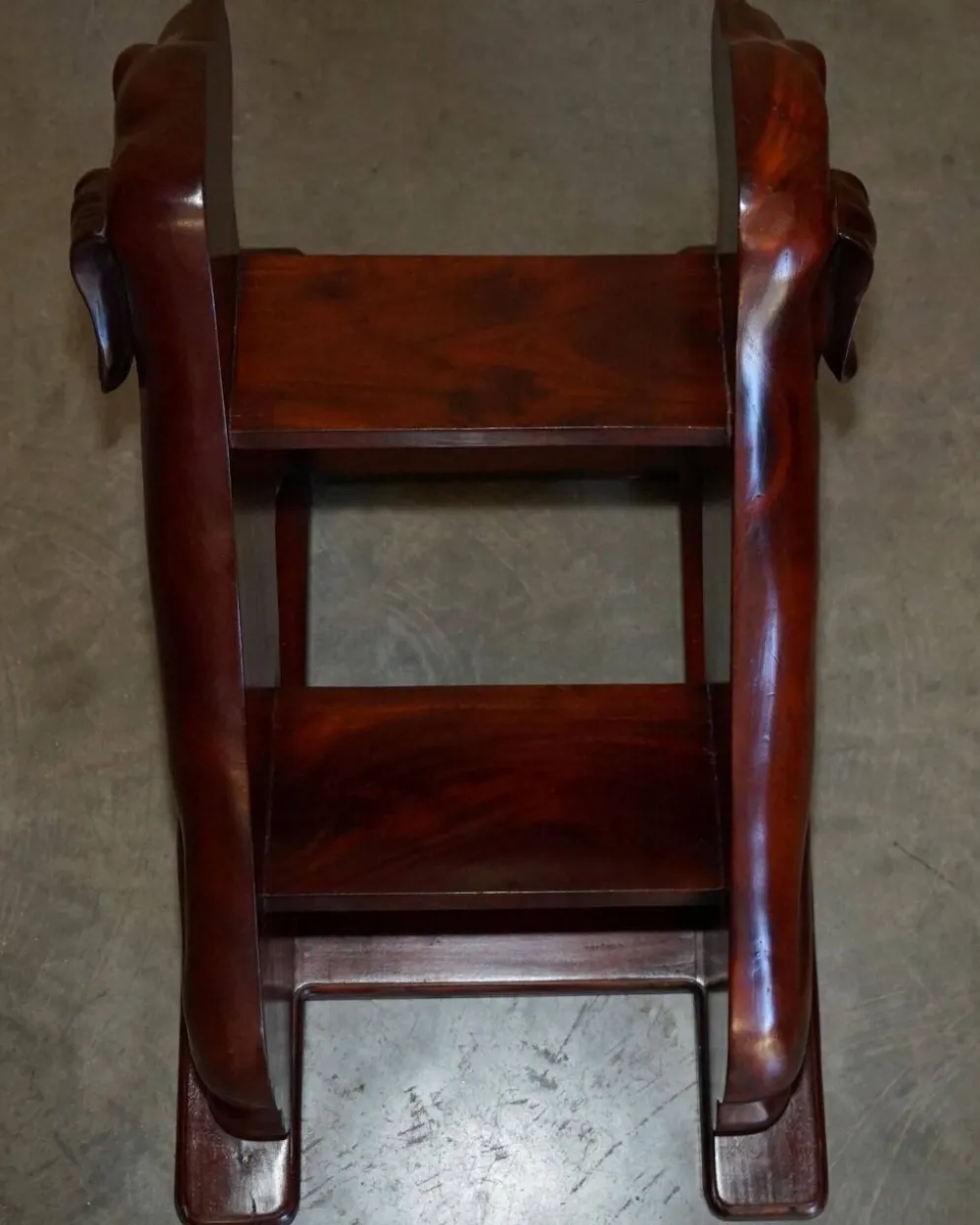 Paire de marches de bibliothèque en bois dur avec chiens sculptés, style Regency