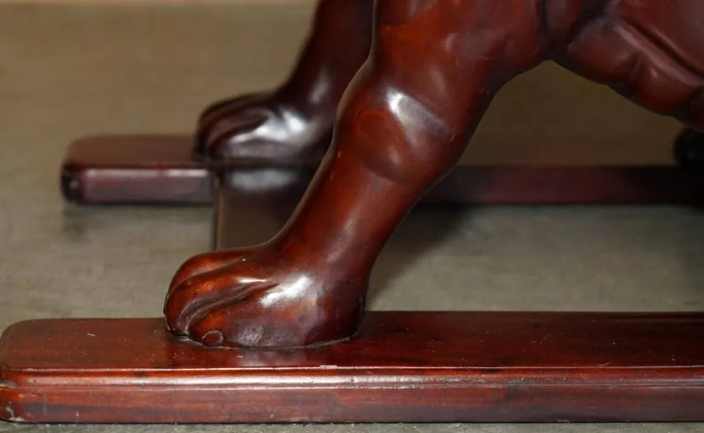 Paire de marches de bibliothèque en bois dur avec chiens sculptés, style Regency