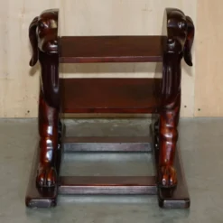 Paire de marches de bibliothèque en bois dur avec chiens sculptés, style Regency
