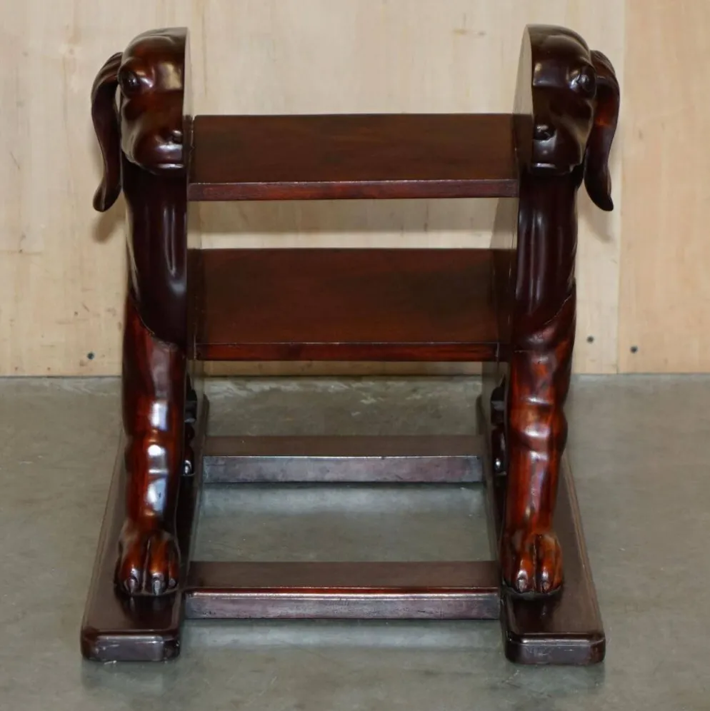 Paire de marches de bibliothèque en bois dur avec chiens sculptés, style Regency
