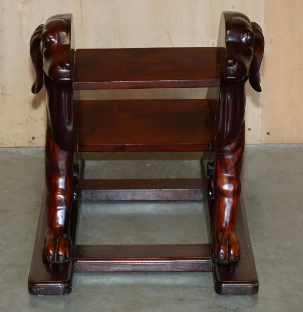 Paire de marches de bibliothèque en bois dur avec chiens sculptés, style Regency