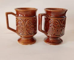 Paire de mugs en céramique sur pied vintage des années 1970 – style poterie britannique rétro
