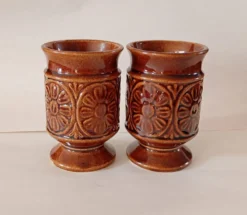 Paire de mugs en céramique sur pied vintage des années 1970 – style poterie britannique rétro