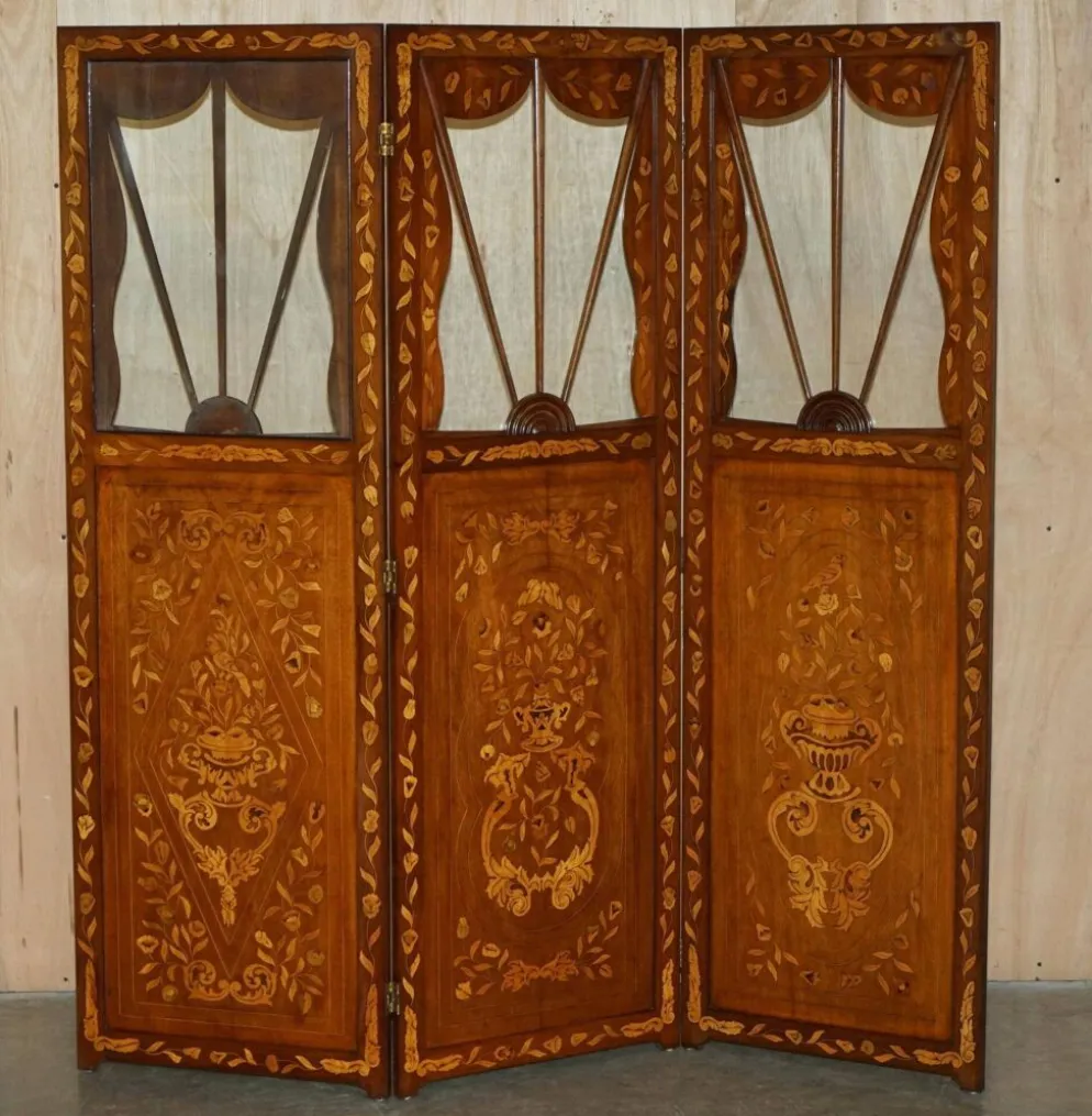 Paire de paravents trois volets en bois dur hollandais et noyer