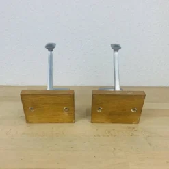 Paire de patères aluminium vintage