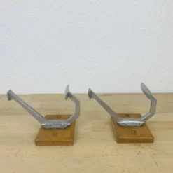 Paire de patères aluminium vintage