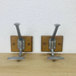 Paire de patères aluminium vintage