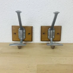 Paire de patères aluminium vintage