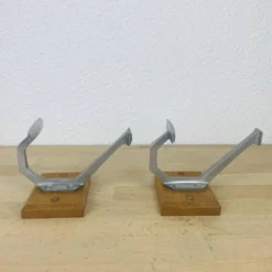 Paire de patères aluminium vintage