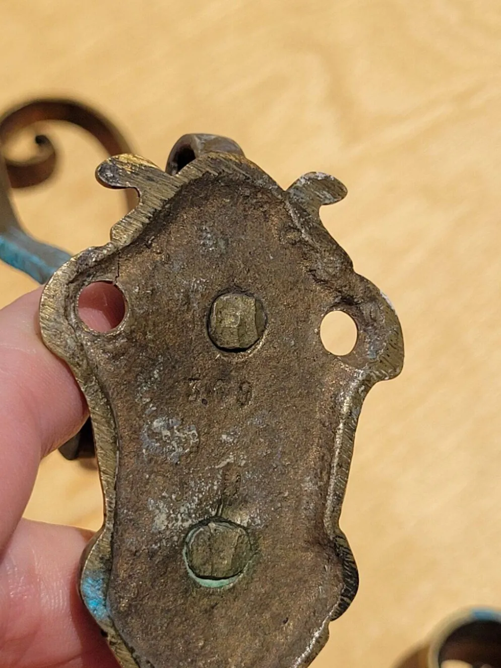 Paire de patères anciennes en bronze doré