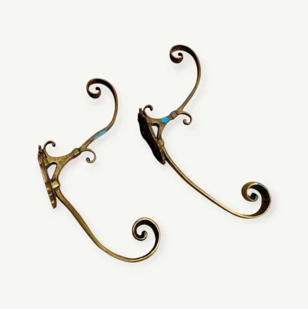 Paire de patères anciennes en bronze doré