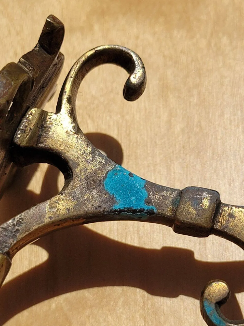 Paire de patères anciennes en bronze doré
