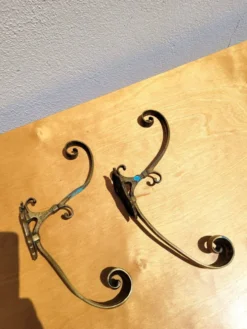 Paire de patères anciennes en bronze doré