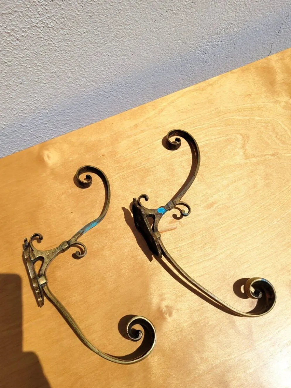 Paire de patères anciennes en bronze doré