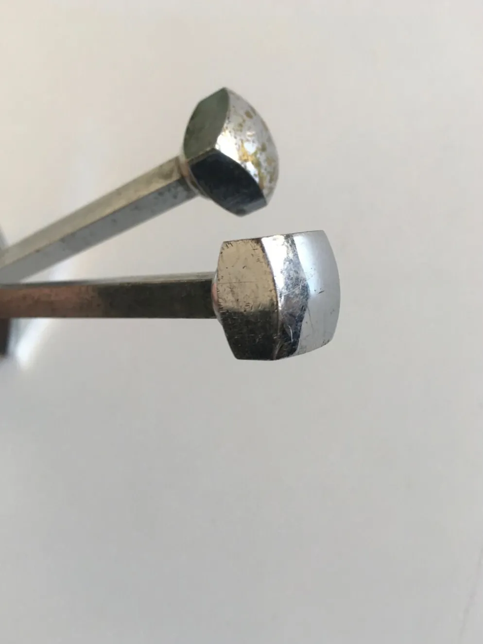 Paire de patères chromées 60