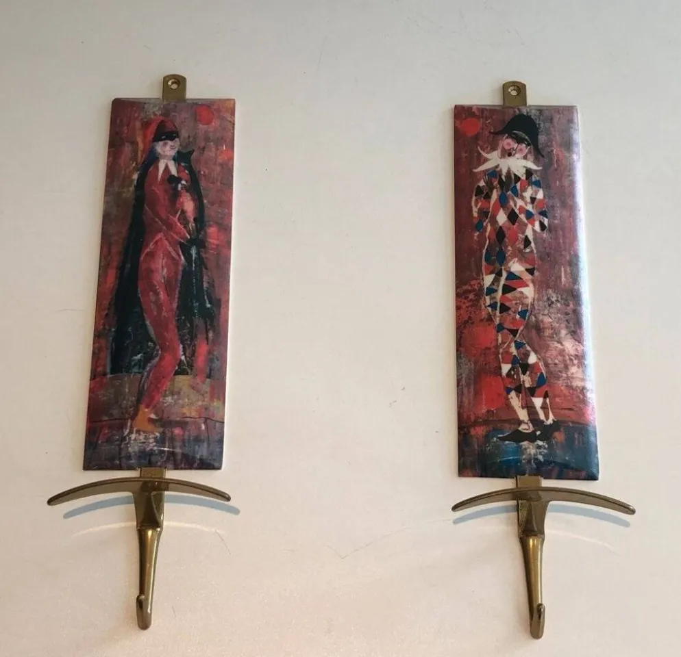 Paire de patères Commedia dell’Arte dans le Goût de Fornasetti, Italie, vers 1970
