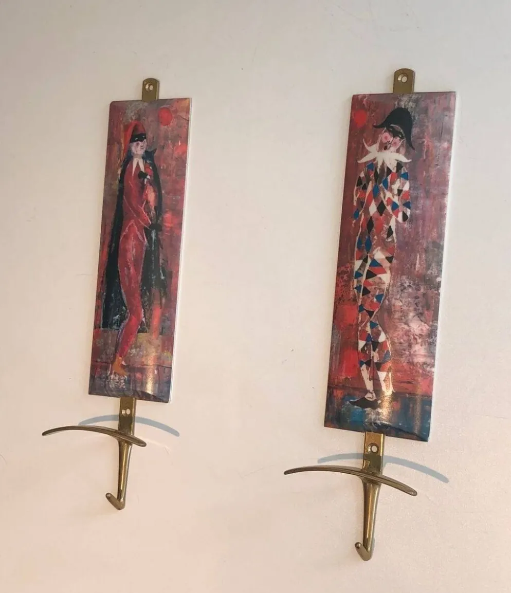 Paire de patères Commedia dell’Arte dans le Goût de Fornasetti, Italie, vers 1970