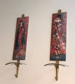 Paire de patères Commedia dell’Arte dans le Goût de Fornasetti, Italie, vers 1970