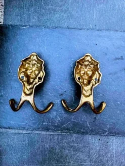 Paire de patères en laiton massif lion Art Nouveau