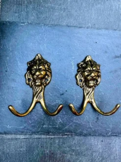 Paire de patères en laiton massif lion Art Nouveau