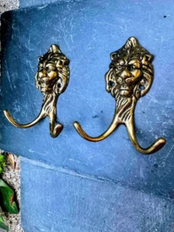 Paire de patères en laiton massif lion Art Nouveau