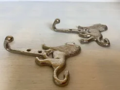 Paire de patères lions argentées