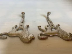 Paire de patères lions argentées