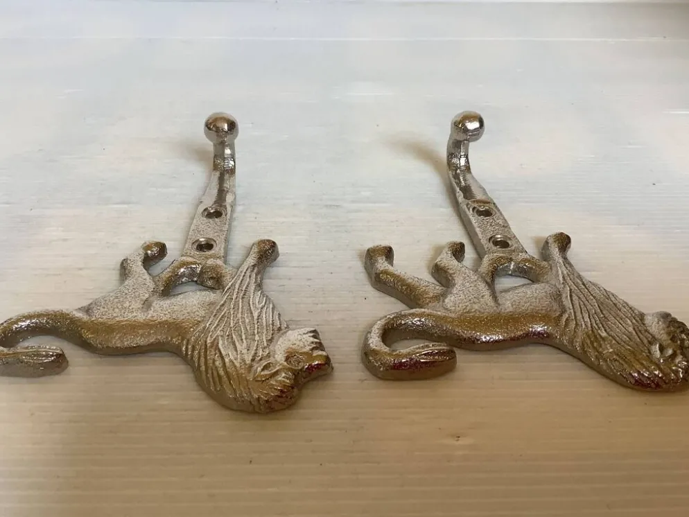 Paire de patères lions argentées