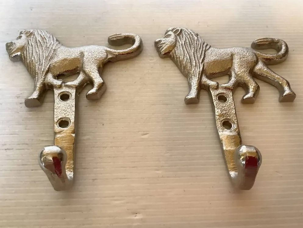 Paire de patères lions argentées