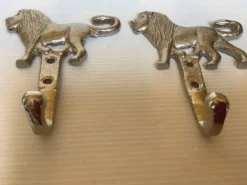 Paire de patères lions argentées
