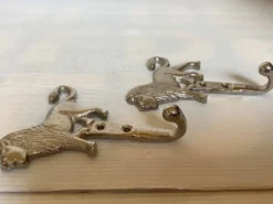 Paire de patères lions argentées