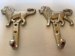 Paire de patères lions argentées