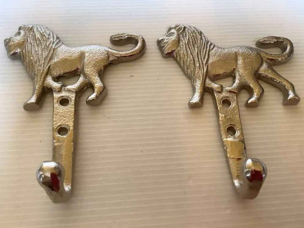 Paire de patères lions argentées