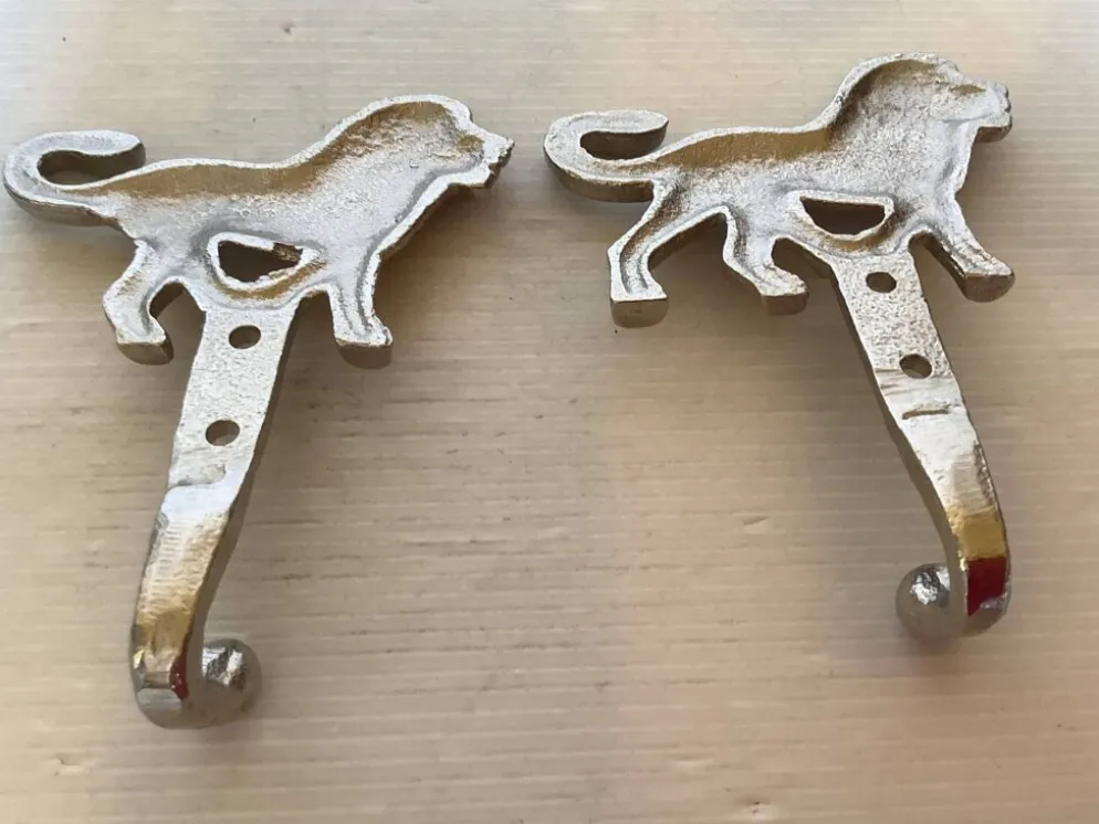 Paire de patères lions argentées
