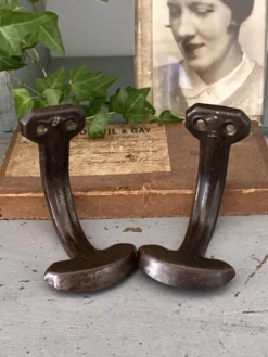 Paire de patères métalliques