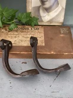 Paire de patères métalliques