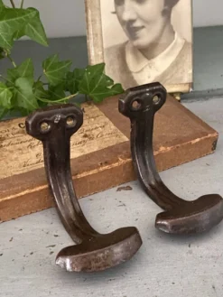 Paire de patères métalliques