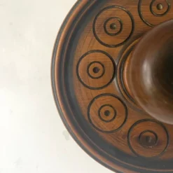 Paire de patères murales en bois sculpté