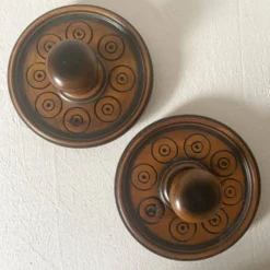 Paire de patères murales en bois sculpté