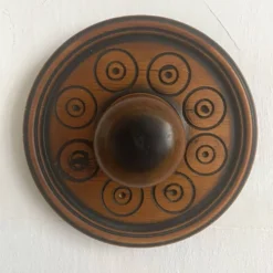 Paire de patères murales en bois sculpté